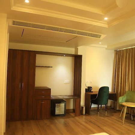 Sapphire Sky Hotel เดห์ราดุน ภายนอก รูปภาพ