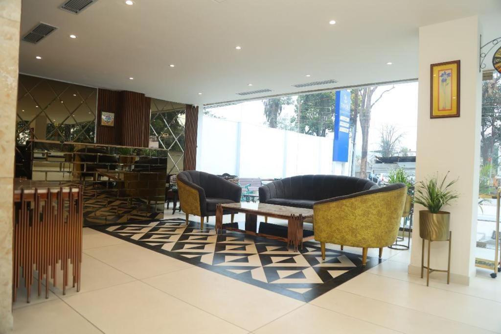 Sapphire Sky Hotel เดห์ราดุน ภายนอก รูปภาพ