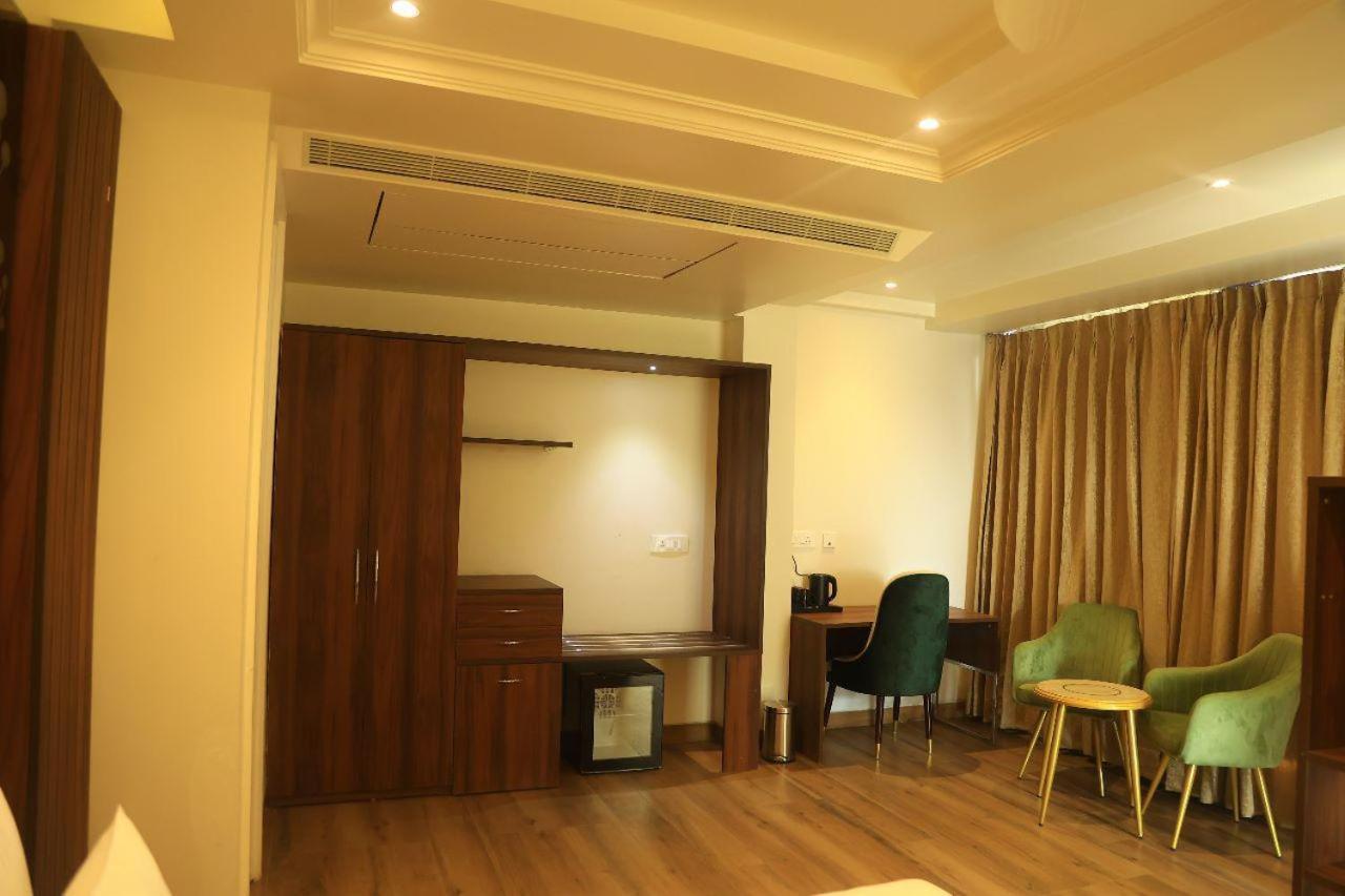 Sapphire Sky Hotel เดห์ราดุน ภายนอก รูปภาพ